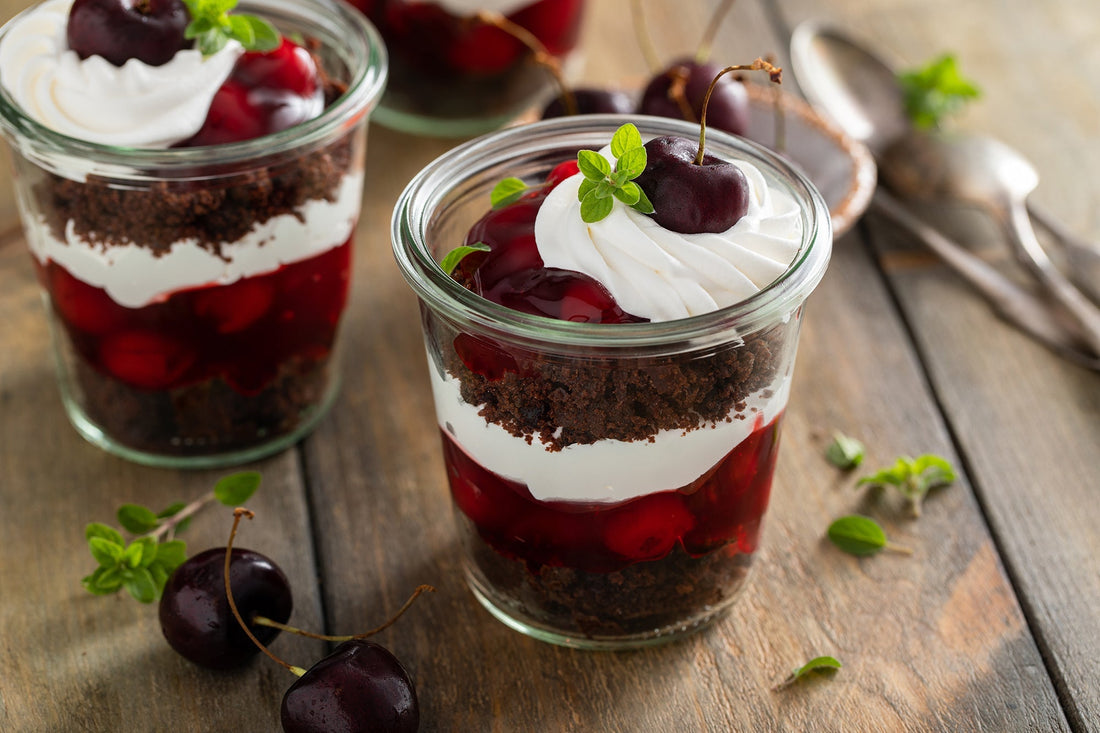 Vasitos de selva negra sin azúcar con bizcocho de chocolate y chantilly — receta fácil AluSweet