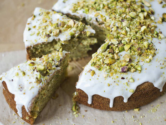 QUEQUE DE ZANAHORIA Y PISTACHOS CON FROSTING DE QUESO CREMA Y LIMÓN DE PICA